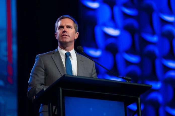 El gobernador de Kentucky, Andy Beshear, se reúne con líderes latinos de Pensilvania en el norte de Filadelfia