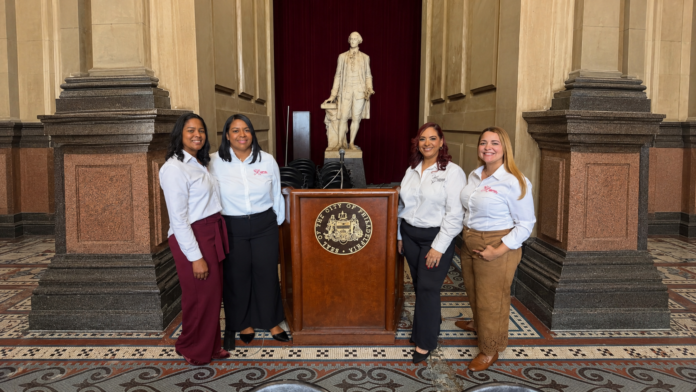 Mujeres ante el Ayuntamiento de Filadelfia