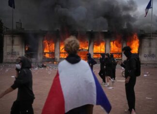 De Francia a Albania, el malestar social enciende las calles de Europa