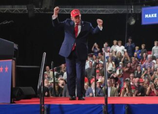 Frustrados con Trump, votantes quieren un cambio en Washington, según sondeo AP-NORC