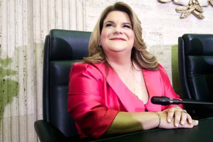Gobernadora firma medida para fortalecer los derechos de los abonados de energía eléctrica