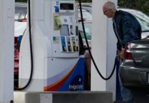 Mayoría en EE. UU. culpa a Trump por altos precios, según sondeo