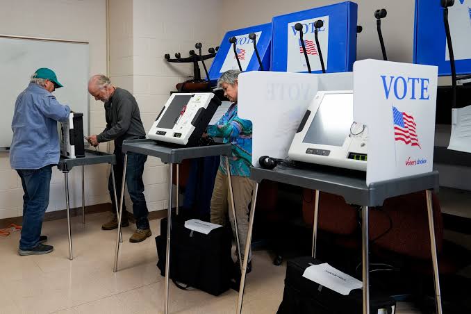 Por qué los problemas reportados con máquinas de votación en EEUU no indican fraude electoral