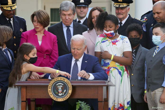 Biden-firma-ley-que-condecora-a-policías-que