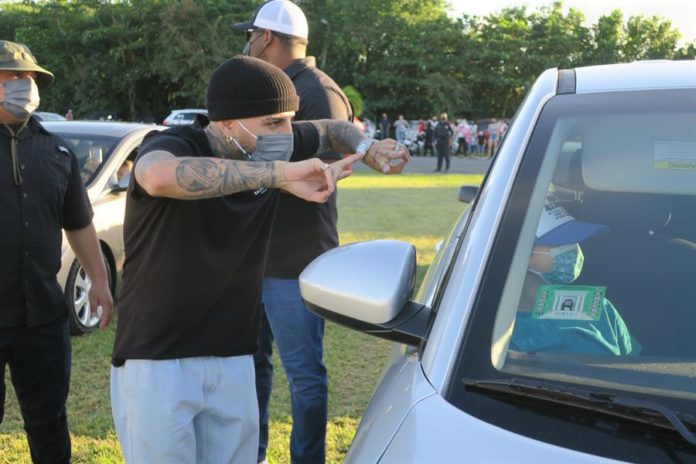 Rauw Alejandro y Wisin reparten regalos en Puerto Rico en víspera de Reyes 1