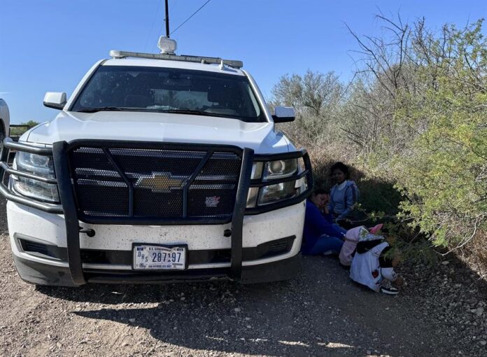 La ley que ordena detener a migrantes por delitos menores pasa su primer aval en EEUU migrantes